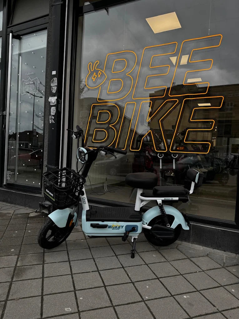 Mickey ispred salona BeeBike u Novom Sadu